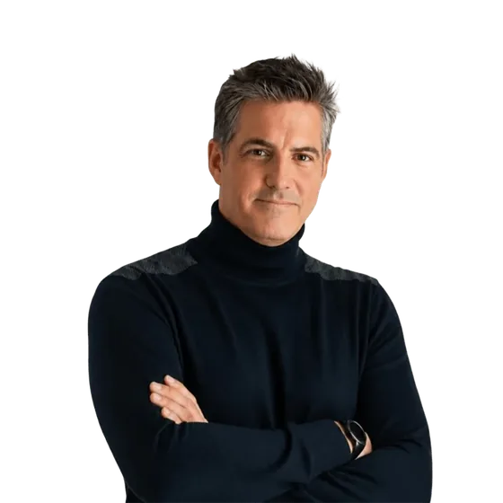 Retrato de Andrey Pérez, consultor de automatización e IA, con jersey negro y los brazos cruzados